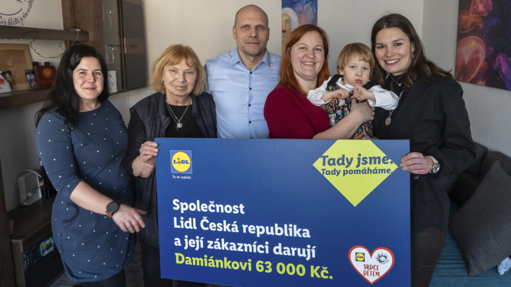 Fotografie z předávání šeku 